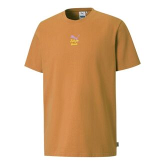 Camiseta cruzada PUMA x Kidsuper Studios con letras bordadas, color liso, deportiva, cuello redondo, manga corta, amarilla