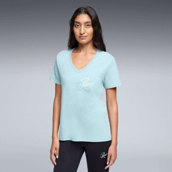 Camiseta Essentials Script con cuello en V para mujer Camiseta Essentials Script con cuello en V para mujer