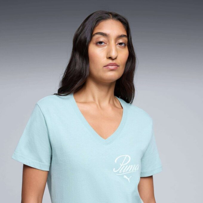 Camiseta Essentials Script con cuello en V para mujer Camiseta Essentials Script con cuello en V para mujer