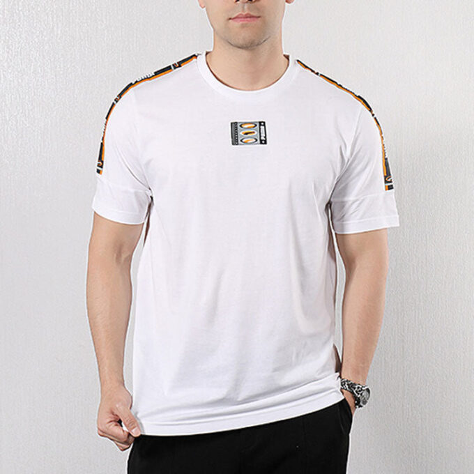 Camiseta retro de los 90 con cinta «blanca»