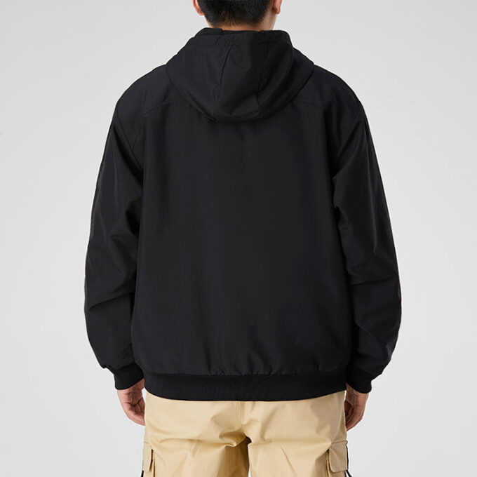 Chaqueta con capucha y cremallera completa «Negra»