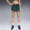 Pantalones cortos de entrenamiento tejidos Green Terrains para mujer