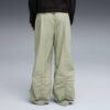 Pantalones paracaídas para mujer: esenciales para tu armario
