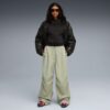 Pantalones paracaídas para mujer: esenciales para tu armario